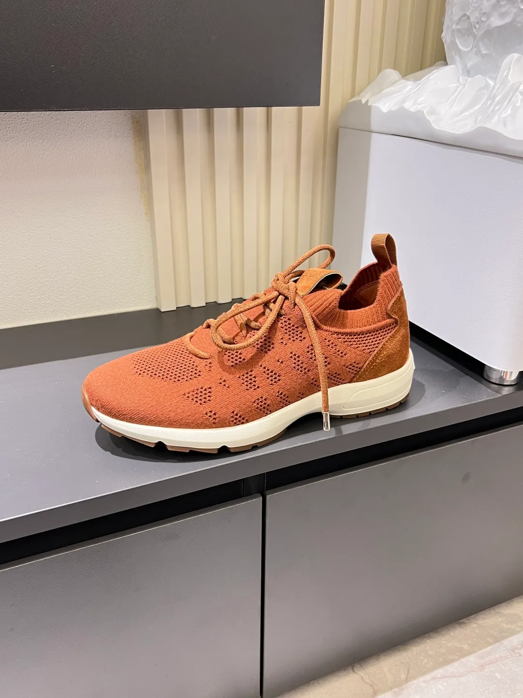 p380 Dior B80 sneakers are a new product of Dior men's series, focusing on comfort and fashion. The upper is made of breathable mesh + fabric splicing, which is lightweight and fits the shape of the foot, making it super comfortable for daily wear. The sole is made of rubber, which has great grip and wear resistance, and is suitable for commuting or light sports. The overall style is simple, the gray tone is versatile, and the shoelaces are adjustable for a more stable fit. Designed by Kim Jones, it is both practical and trendy. It is one of the new hot items in early spring①. size: 38-45 (45 customized)